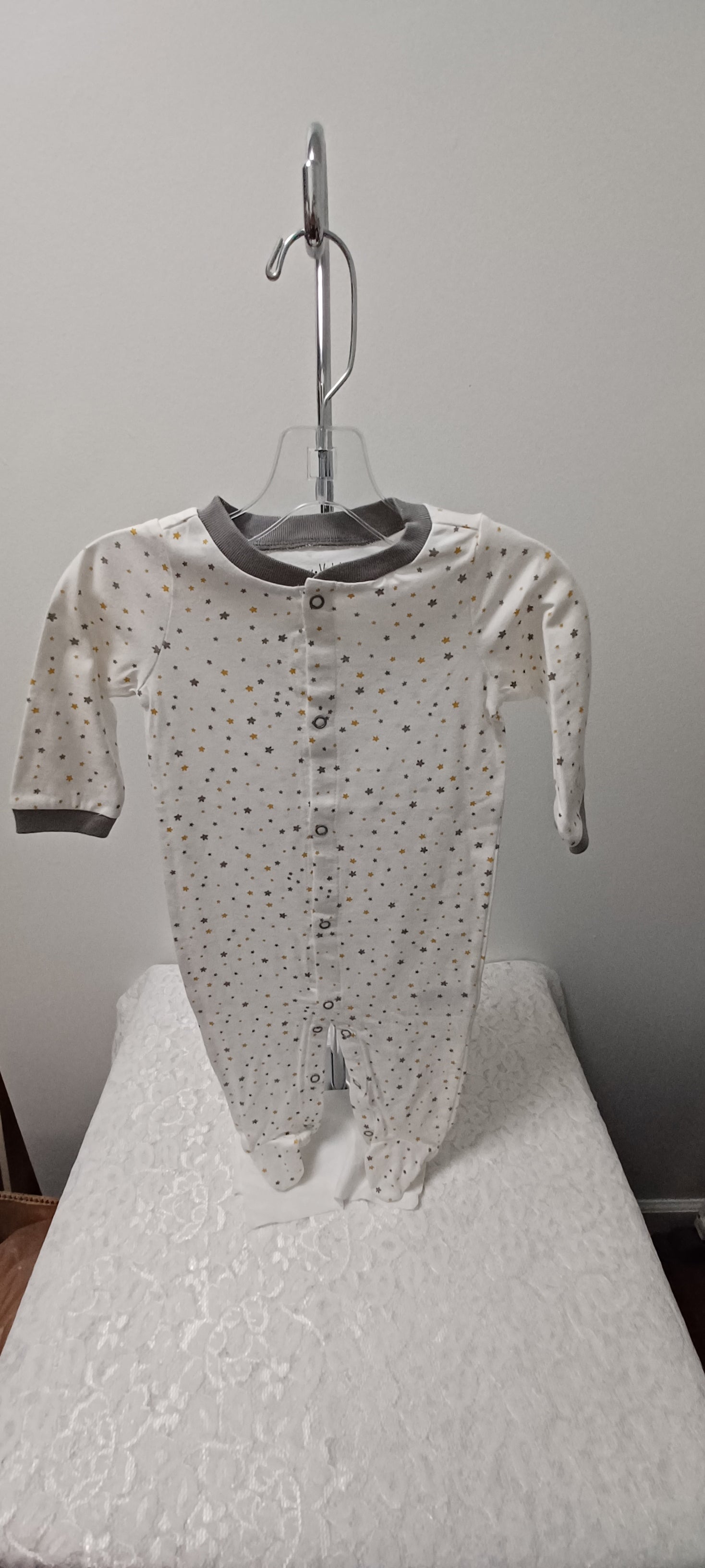 White 1pc With Feet Star Fabric With Grey Trim